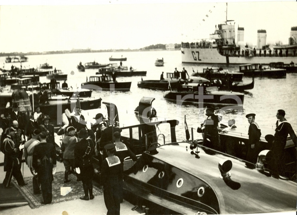Fotografia d epoca originale 1936 VENEZIA Vittorio Emanuele III al molo dopo la visita alla BIENNALE Foto 1