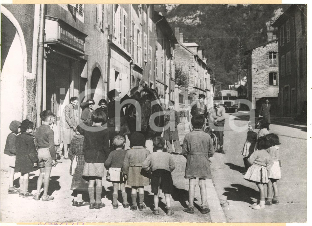 1953 MOIRANS-EN-MONTAGNE (F) Paul ROUX consegna la posta a cavallo *Foto 18x13  Fotografia d'epoca con didascalia coeva.  CONDIZIONI: G (ma lieve sovraimpressione al margine destro) FORMATO: 18x13 cm     originale e autentica 1