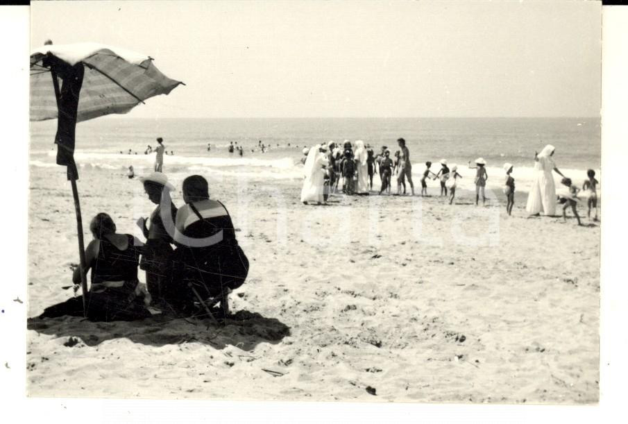Fotografia d epoca originale 1957 VIAREGGIO Suore sorvegliano i bambini di una colonia Foto 11x7 cm 1