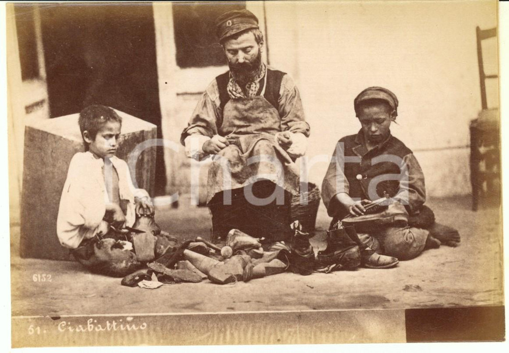 Fotografia d epoca originale 1890 ca NAPOLI  MESTIERI  Ciabattino Foto Achille MAURI nÂ° 51 bambini 1