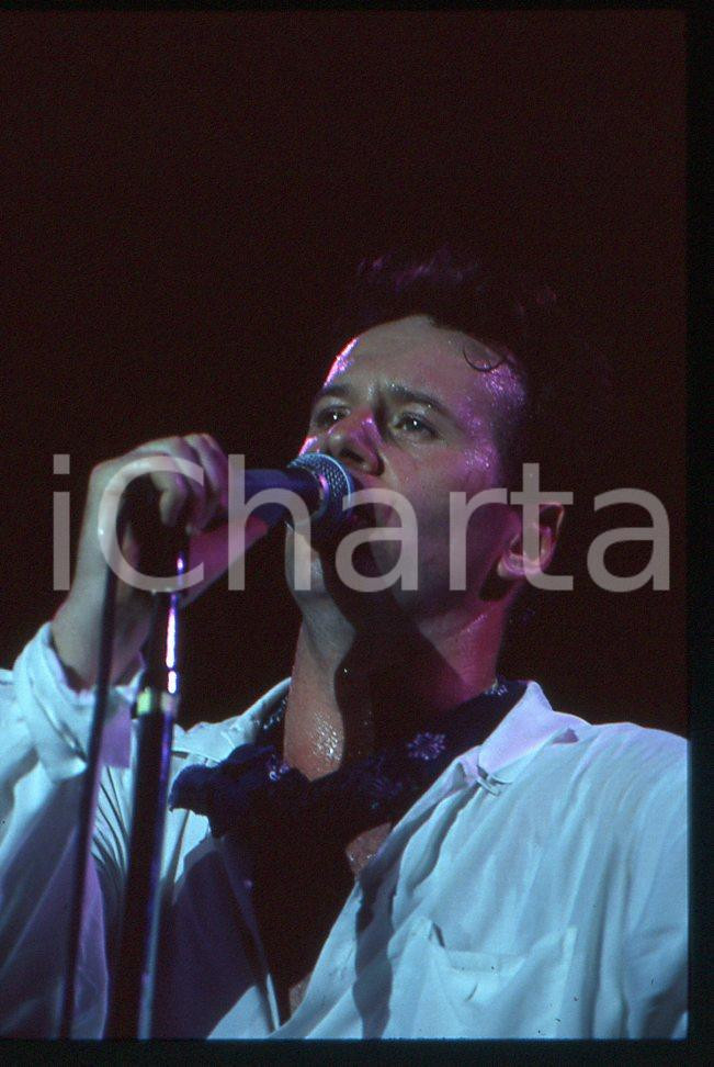 35mm vintage slide* 1989 MILANO SIMPLE MINDS in concerto 16    Diapositiva d'epoca, in formato 35 mm.  CONDIZIONI: GOOD E' severamente vietata la riproduzione. Tutti i diritti sono riservati.Nella diapositiva ICharta mette in vendita, sul negozio eBay e in esclusiva sul sito "icharta" il proprio archivio composto da numerose diapositive e negativi fotografici d'epoca, tutti originali e autentici, che attraversano la storia del costume italiano tra gli la fine degli anni Sessanta e Novanta.Si tratta di uno sguardo inedito sull'attualit&agrave;, la politica, la vita quotidiana, il gossip e la cultura, che fotografa il cambiamento della nazione in quest'ultimo scorcio del XX secolo. Un'occasione unica per il mercato del collezionismo, che vede finalmente disponibile un archivio eccezionale per vastit&agrave;, tematiche e condizioni, in un settore (il negativo fotografico e la diapositiva) di assoluta novit&agrave; e dalle interessanti prospettive di investimento.   originale e autentica 1