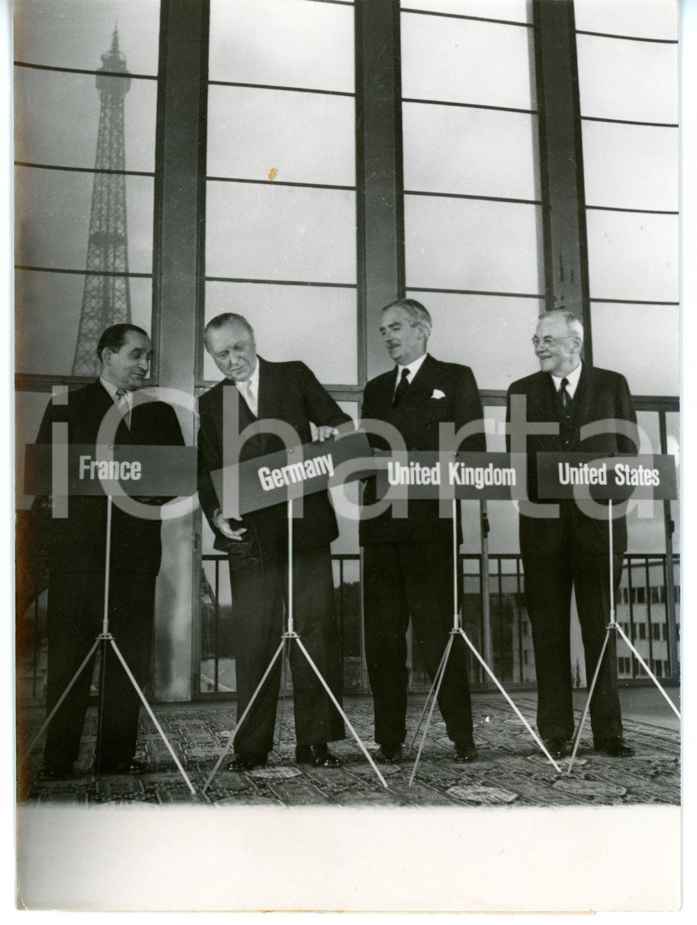 1954 PARIS TROCADERO John FOSTER DULLES - Anthony EDEN - Konrad ADENAUER *Foto Fotografia d'epoca con didascalia coeva al verso. CONDIZIONI: G (ma piccola macchia al margine superiore)FORMATO: 13x18 cm     originale e autentica 1