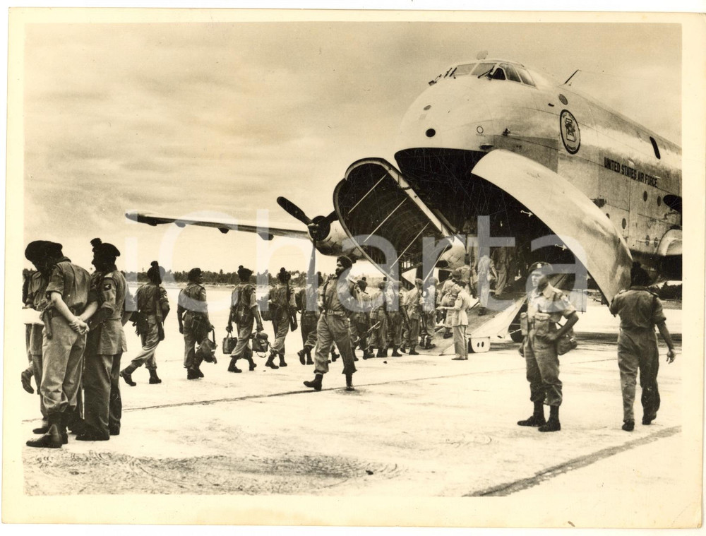 1953 CALCUTTA Indian 'Custodian' troops leaving to Korea - Photo 20x15 cm Fotografia d'epoca, con didascalia coeva al verso. CONDIZIONI: G (ma lievi piegature)FORMATO: 20x15 cm    originale e autentica 1