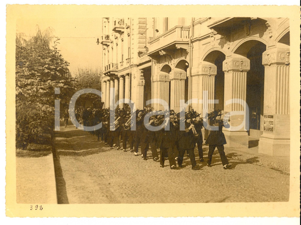 Fotografia d epoca originale 1940 ca TORINO Fanfara dei BERSAGLIERI nel centro storico PROPAGANDA IMPERO Foto 1