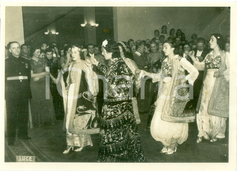 Fotografia d epoca originale 1940 TIRANA ALBANIA Ballerine in costume tradizionale per matrimonio Foto 1