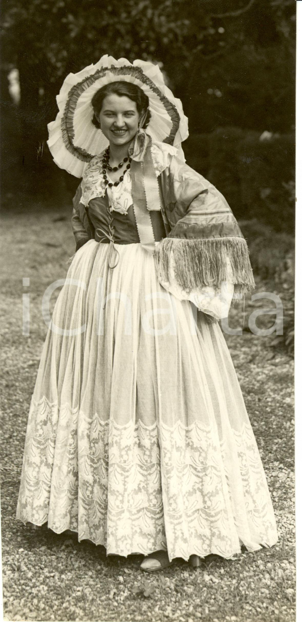 Fotografia d epoca originale 1935 MILANO Parco SEMPIONE Donna in costume tradizionale Fotografia 1