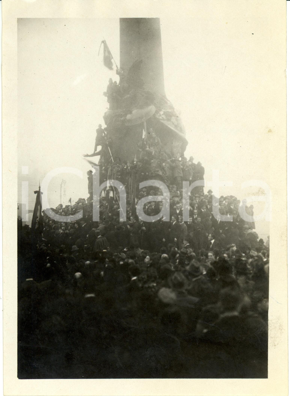 Fotografia d epoca originale 1920 MILANO ANNIVERSARIO VITTORIA Folla al Monumento alle CINQUE GIORNATE Foto 1