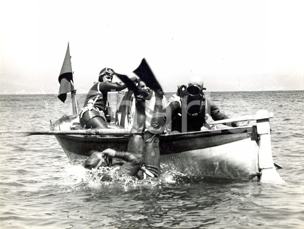 Fotografia d epoca originale 1957 ALBENGA Isola Gallinara  Sommozzatori con tute PIRELLI si tuffano in mare 1