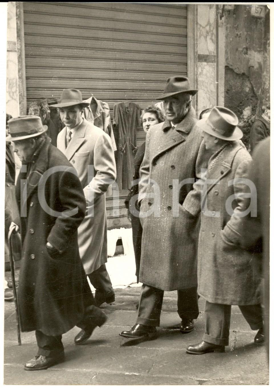 Fotografia d epoca originale 1954 NAPOLI Vittorio DE SICA cerca personaggi per L oro di Napoli Foto 13x18 1