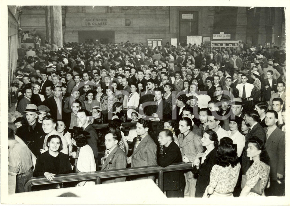 Fotografia d epoca originale 1939 MILANO Stazione Centrale  Folla in partenza per le vacanze Fotografia 1