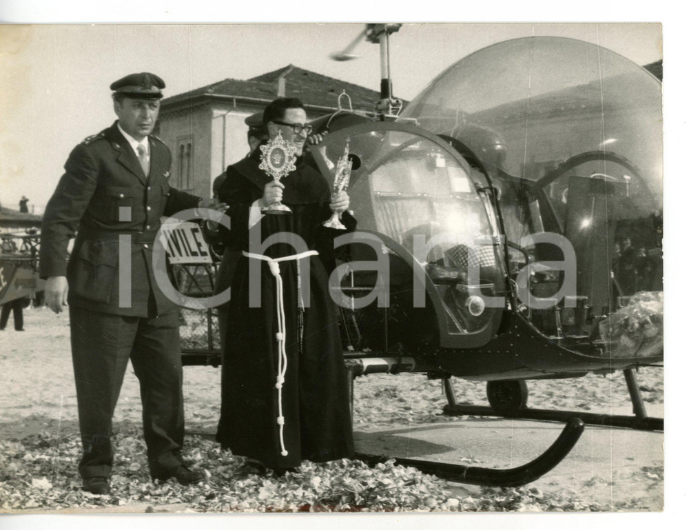 1957 PESCARA Frate francescano trasporta reliquie SANTA RITA su elicottero VVF