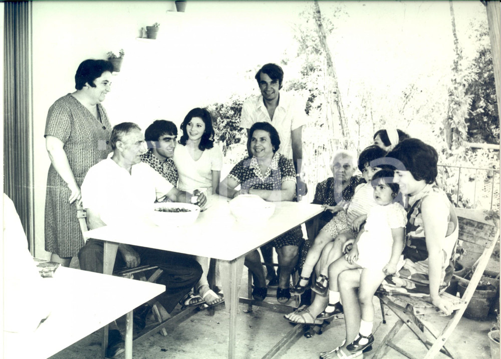 1970 ca COSTUME Pietro ANASTASI in Sicilia con la famiglia *Foto 30x20 cm Fotografia d'epoca. CONDIZIONI: GFORMATO: 30x22 cm      originale e autentica 1