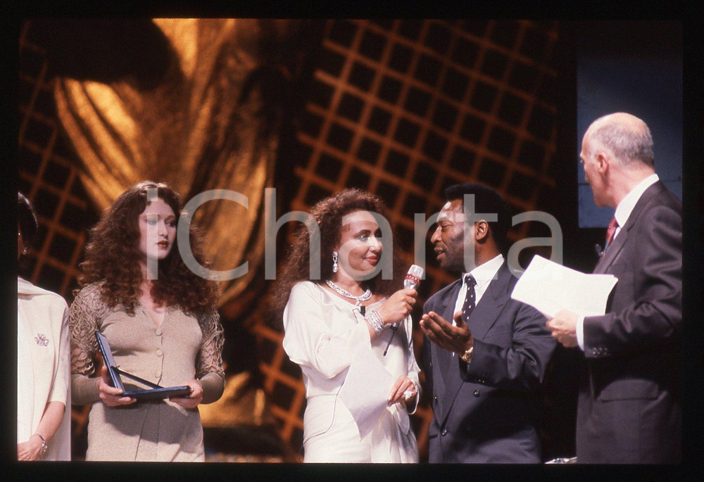 35mm vintage slide* 1990 MILANO Lara SAINT PAUL intervista PELÉ Galà ITALIA '90