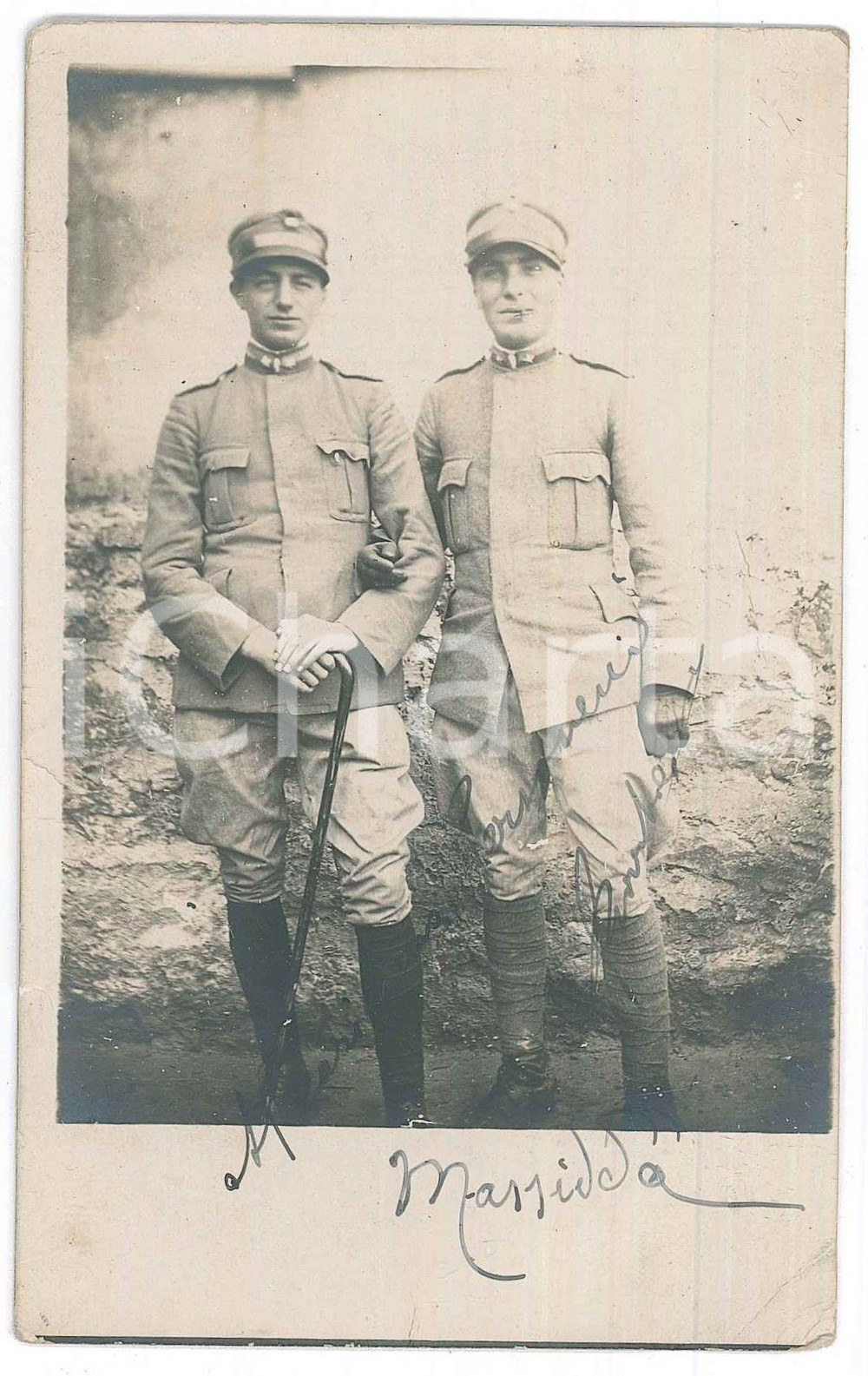 1915 ca WW1 ZONA DI GUERRA - ITALIA - Due soldati - Foto anonima 9x14 cm  Fotografia d'epoca, in formato cartolina postale, con dedica manoscritta. FAIR/discreto smussature angolari Formato: 9x14 cm originale e autentica 1