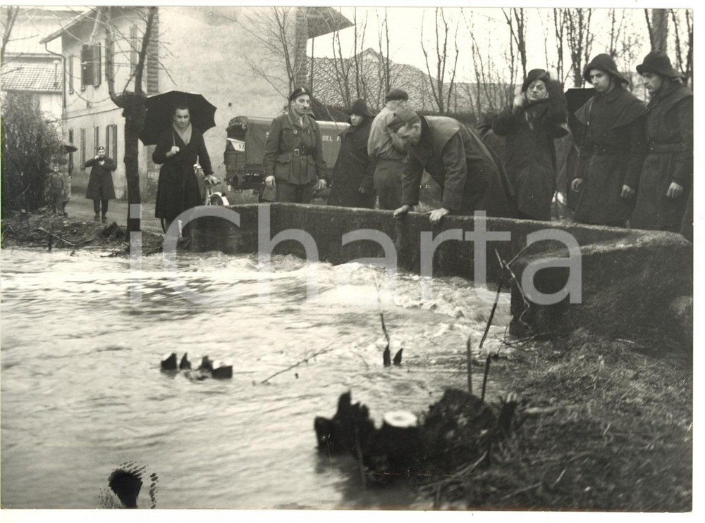 1956 ALLUVIONE RHO Esondazione fiume Olona - Arrivo dei Vigili del Fuoco *Foto