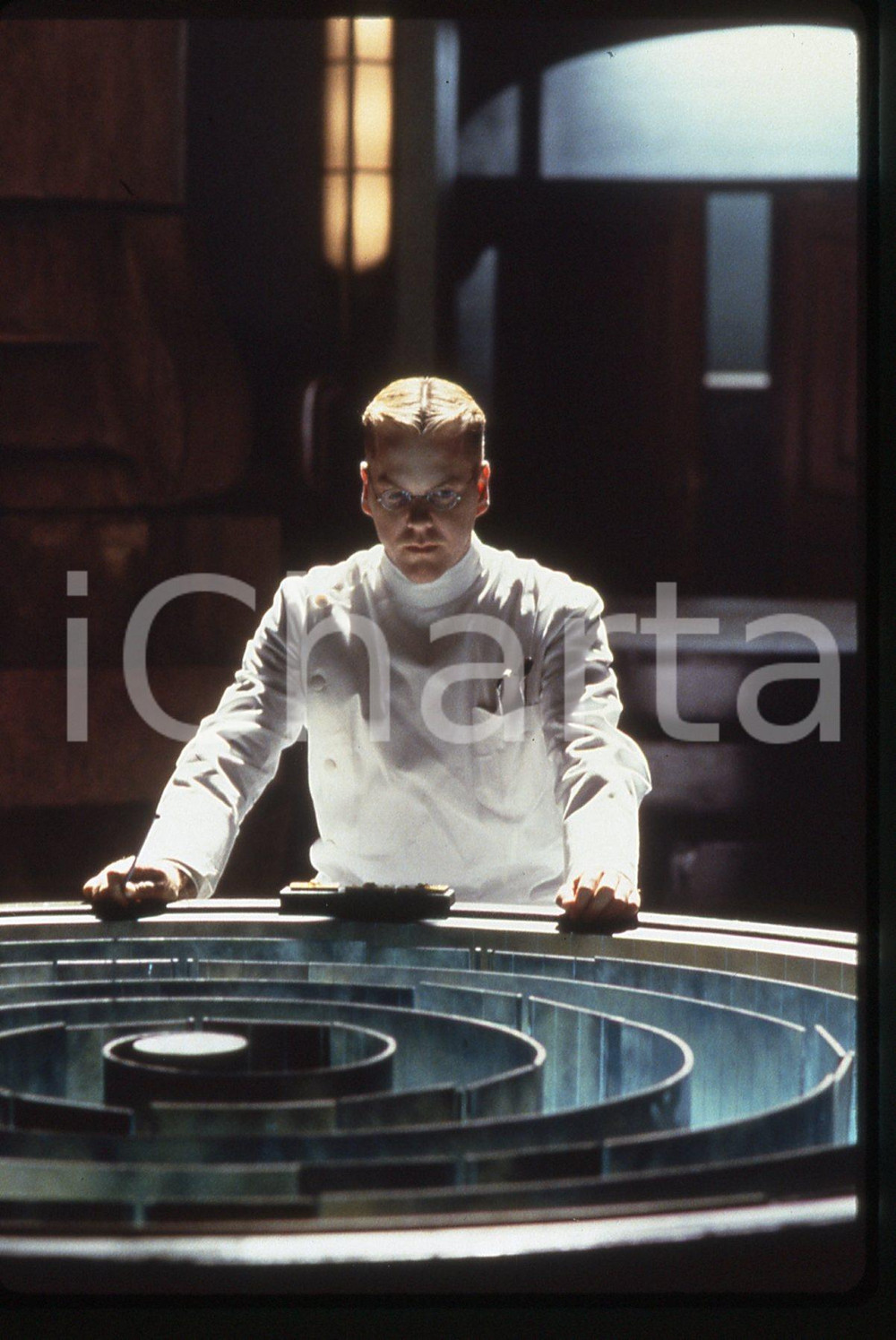 35mm vintage slide*1998 DARK CITY - Kiefer SUTHERLAND in una scena del film (2)