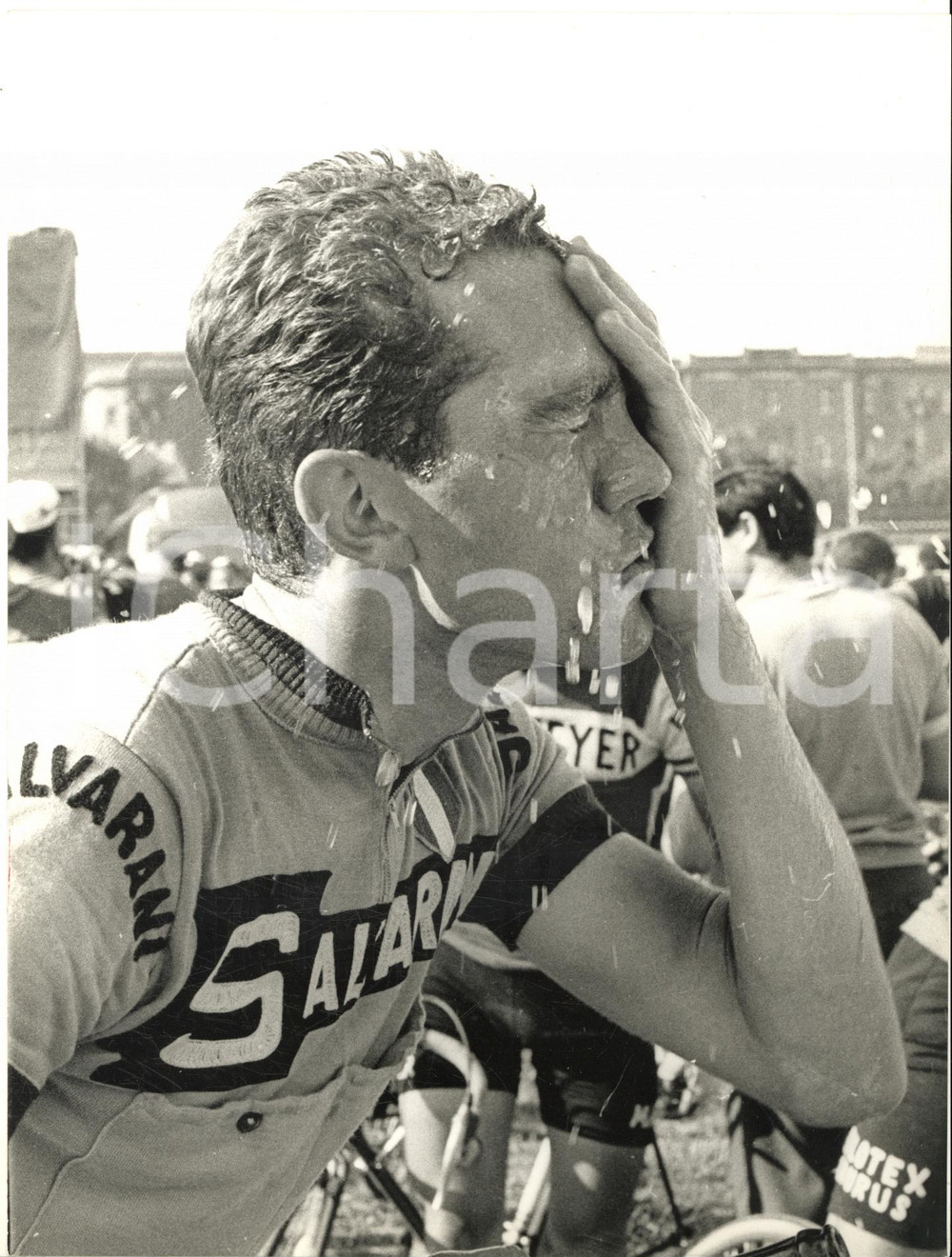 1967 CICLISMO GIRO D'ITALIA NAPOLI Italo ZILIOLI cerca refrigerio - Foto 18x24