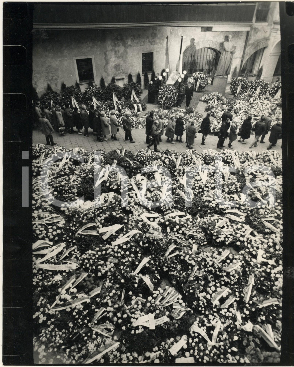 Fotografia d epoca originale 1969 PRAGA  Università  Carolinum  Funerali Jan PALACH 4 Foto RARA 20x25 cm 1