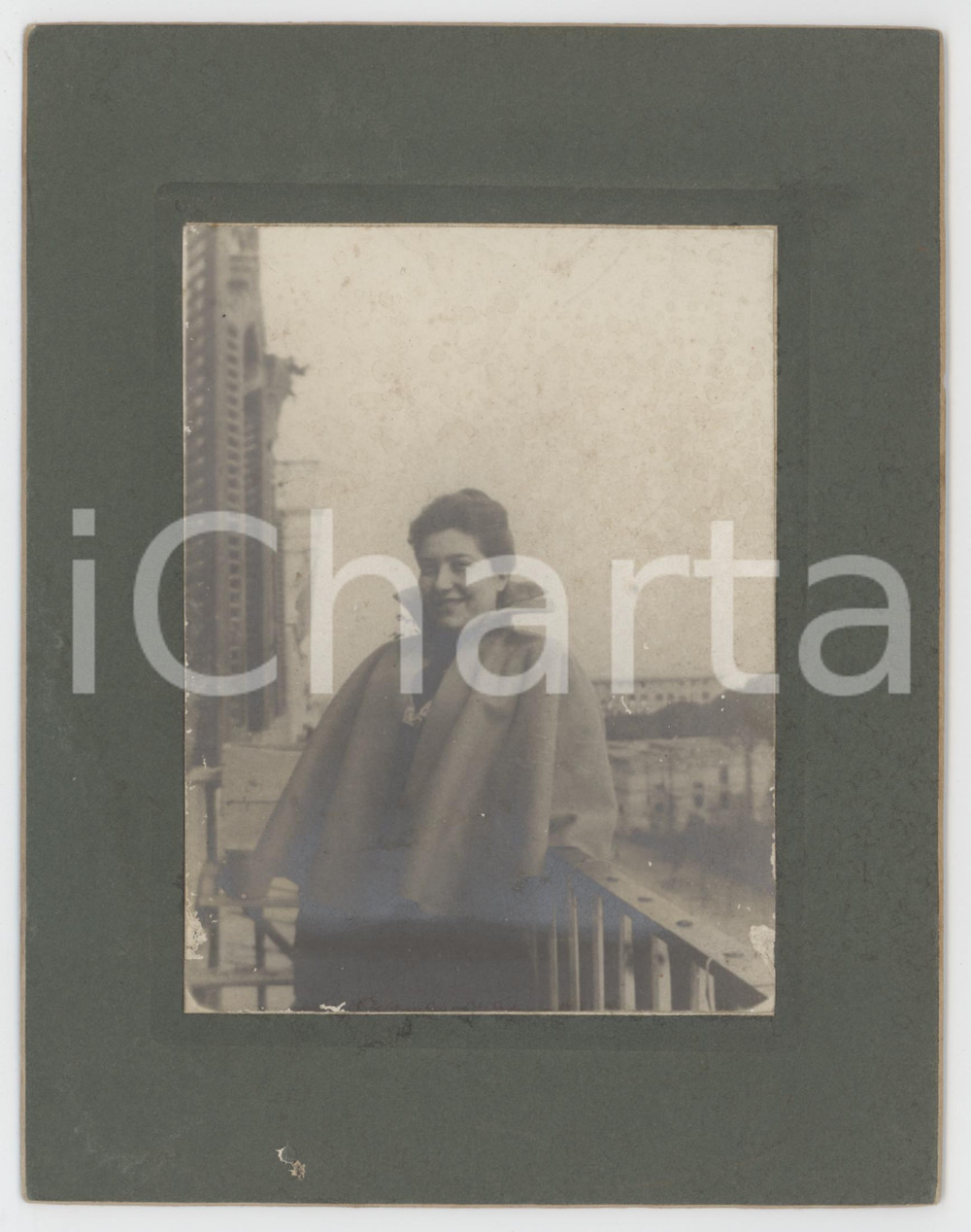 Fotografia d epoca originale 1930 ca LOMBARDIA Donna al balcone con mantella  Foto VINTAGE 14x18 cm 1