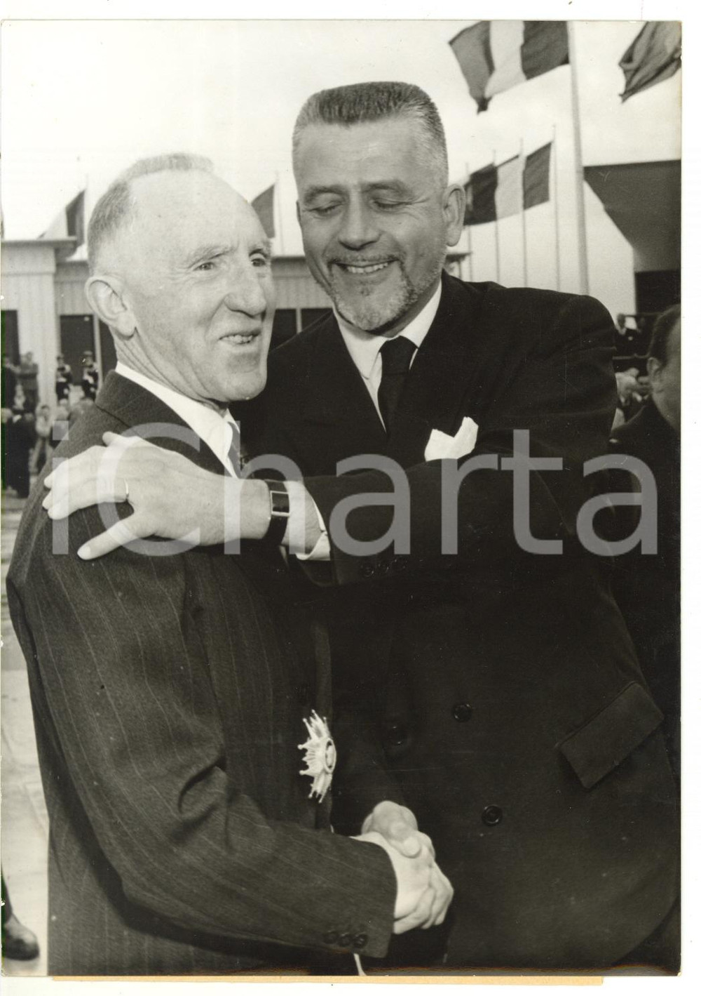 1960 PARIS ORLY Stretta di mano tra l'aviatore Maurice BELLONTE e Robert BURON