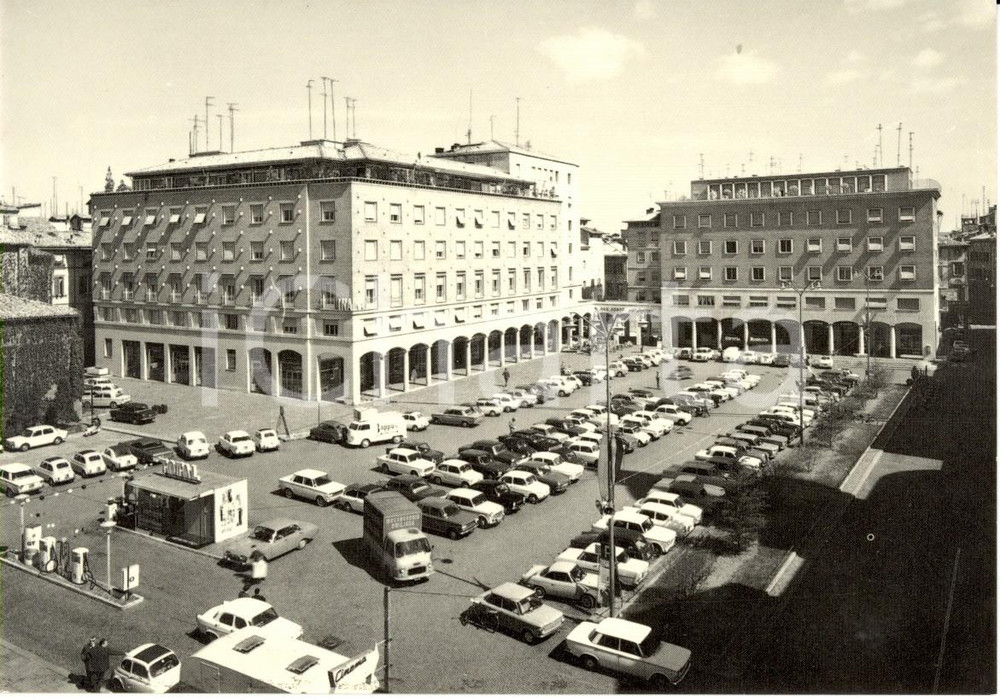Cartolina originale da collezione 1960 ca MODENA Piazza Giacomo MATTEOTTI con distributore TOTAL ANIMATA FG NV 1