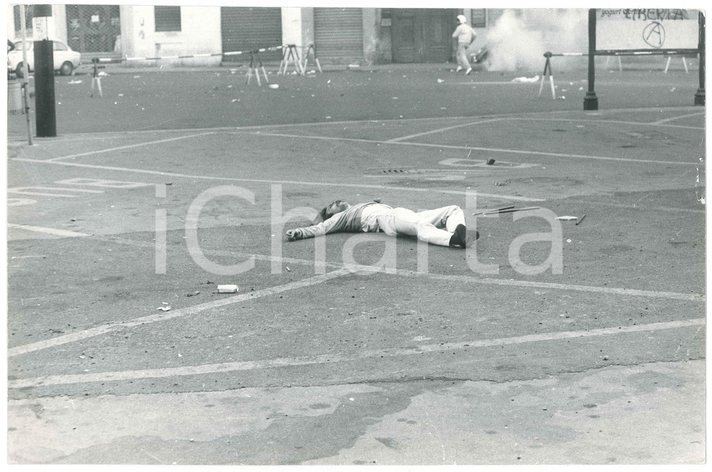 Fotografia d epoca originale 1969 MILANO ANNI DI PIOMBO Manifestante a terra colpito 5 Foto DANNEGGIATA 1