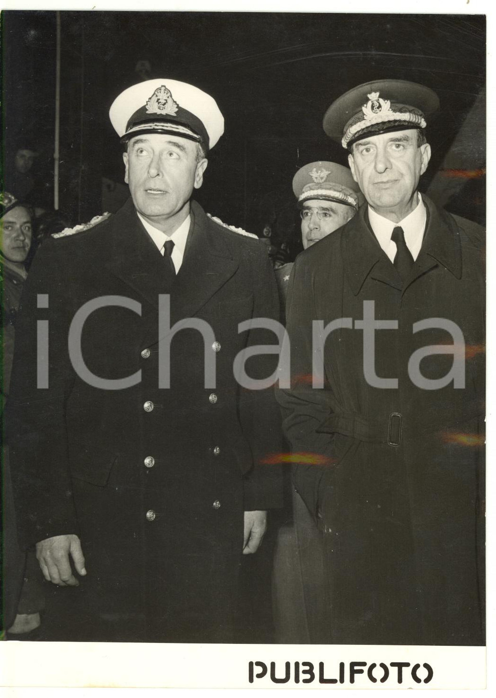 1954 ROMA Ammiraglio Louis MOUNTBATTEN alla stazione Termini *Foto 13x18 cm  Fotografia d'epoca con didascalia coeva.  CONDIZIONI: G (ma lieve ondulatura al centro) FORMATO: 13x18 cm     originale e autentica 1