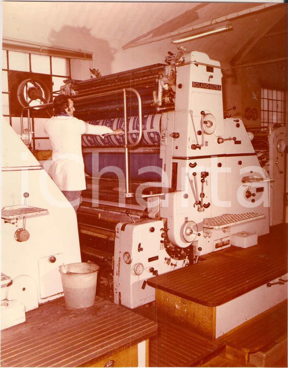 Fotografia d epoca originale 1976 PAVIA Tipografia Mario PONZIO Operaio al lavoro su ROLAND ULTRA Foto 1