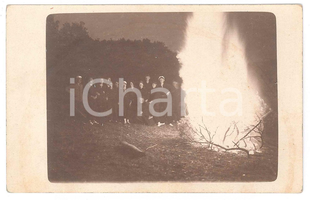 1932 GERMANIA Gruppo di giovani con falò notturno - Foto COSTUME 14x9 cm