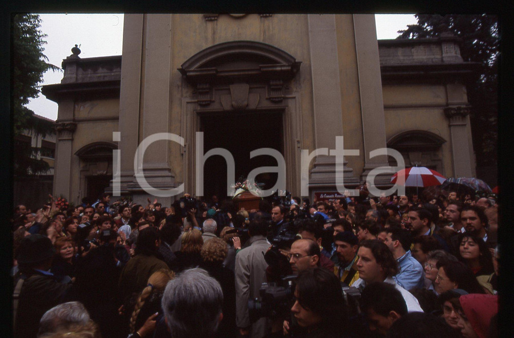 35mm vintage slide*1995 BUSTO ARSIZIO Funerali Mia MARTINI Arrivo salma chiesa 7