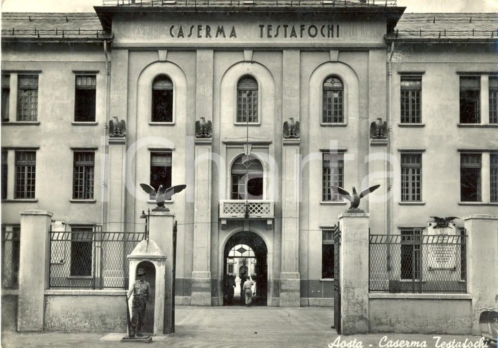 Cartolina originale da collezione 1956 AOSTA Facciata della caserma TESTAFOCHI Cartolina  animata FG VG 1
