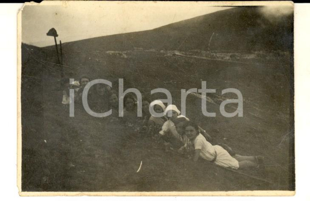 Fotografia d epoca originale 1930 ca AREA LOMBARDA Famiglia di giovani donne in scala Foto VINTAGE 9x6 cm 1