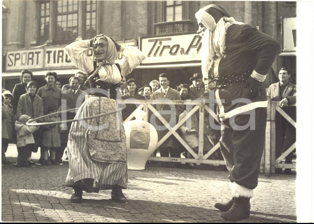 1959 ROMA Piazza Navona - La Befana e Babbo Natale ballano con l'hula hoop ^Foto