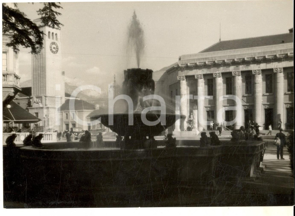 Fotografia d epoca originale 1938 BOLZANO Veduta di piazza della Stazione con la fontana Fotografia 18x13 cm 1