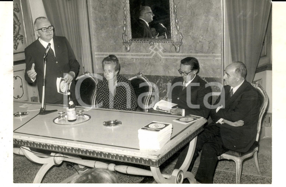 Fotografia d epoca originale 1971 MILANO Donato DE LEONARDIS presenta un libro di Mila CONTINI Foto 1