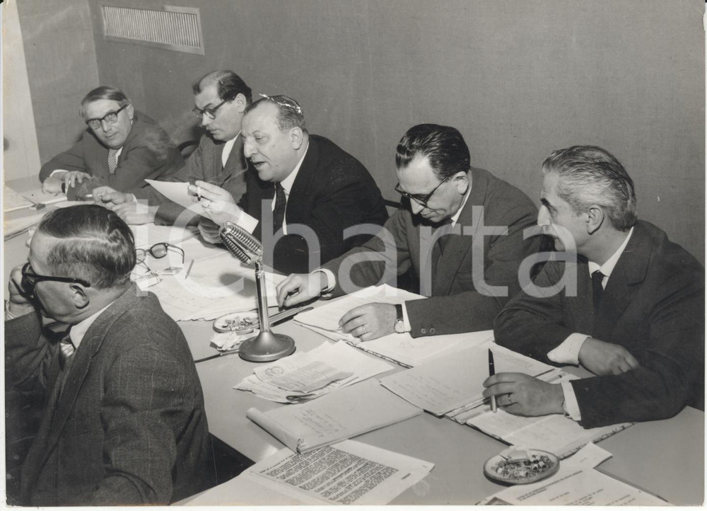Fotografia d epoca originale 1957 TRIENNALE DI MILANO Ivan Matteo LOMBARDO presiede riunione Allestitori Foto 1