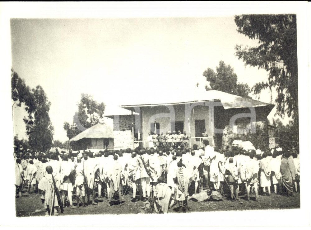 Fotografia d epoca originale 1938 LECHEMTI ETIOPIA A.O.I. Indigeni davanti al Commissariato di Governo 1