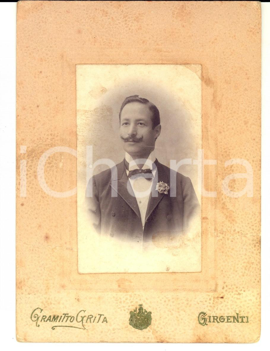 Fotografia d epoca originale 1904 AGRIGENTO Ritratto maschile con spilla floreale Foto Gramito GRITA 1