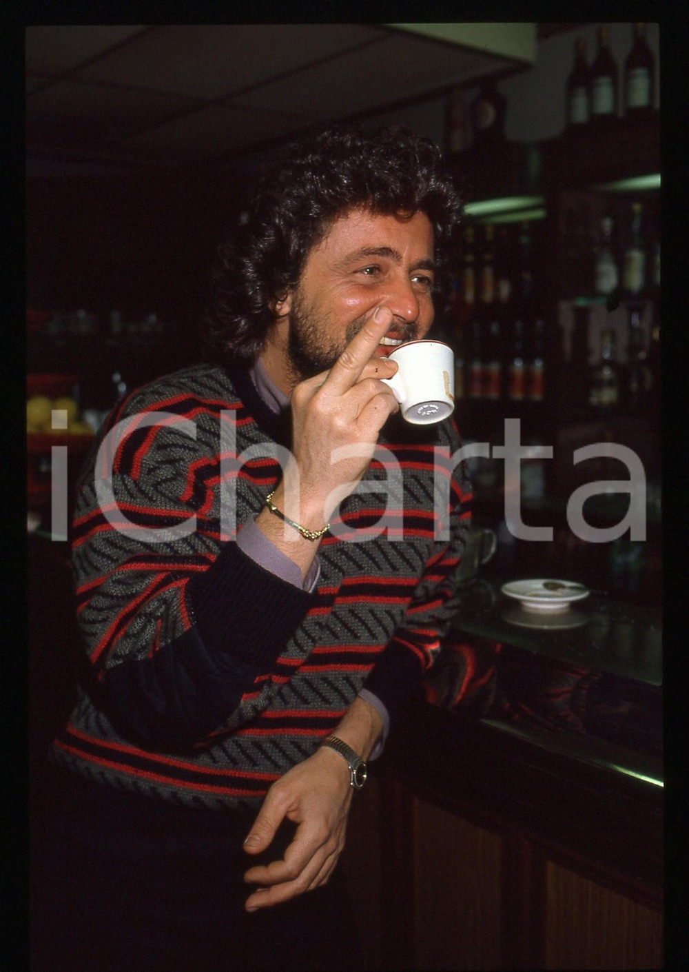 35mm vintage slide* 1985 ca COSTUME Beppe GRILLO ritratto del comico in un bar
