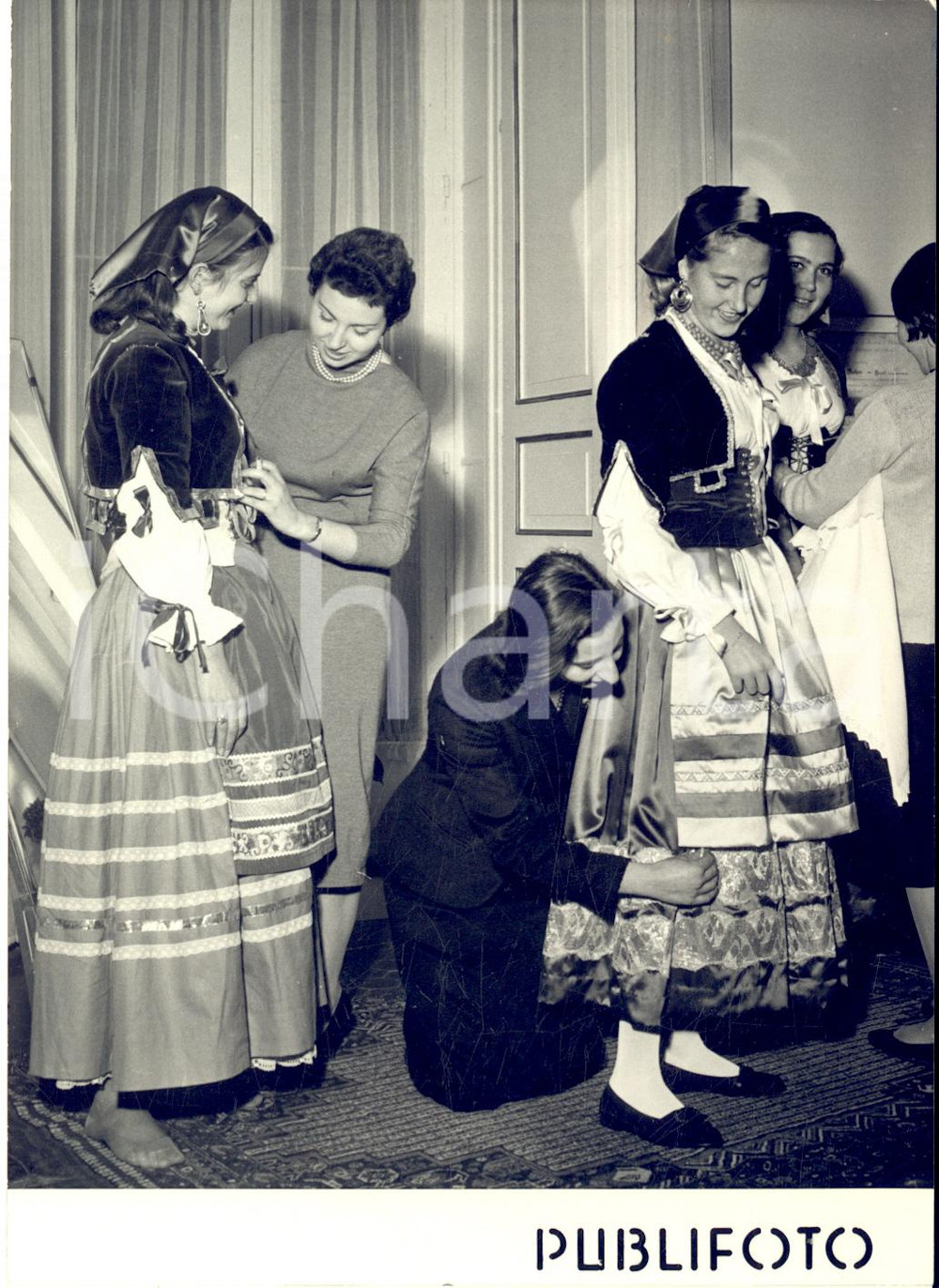 1955 NAPOLI Nobildonne provano costumi regionali per nozze Maria Pia di Savoia