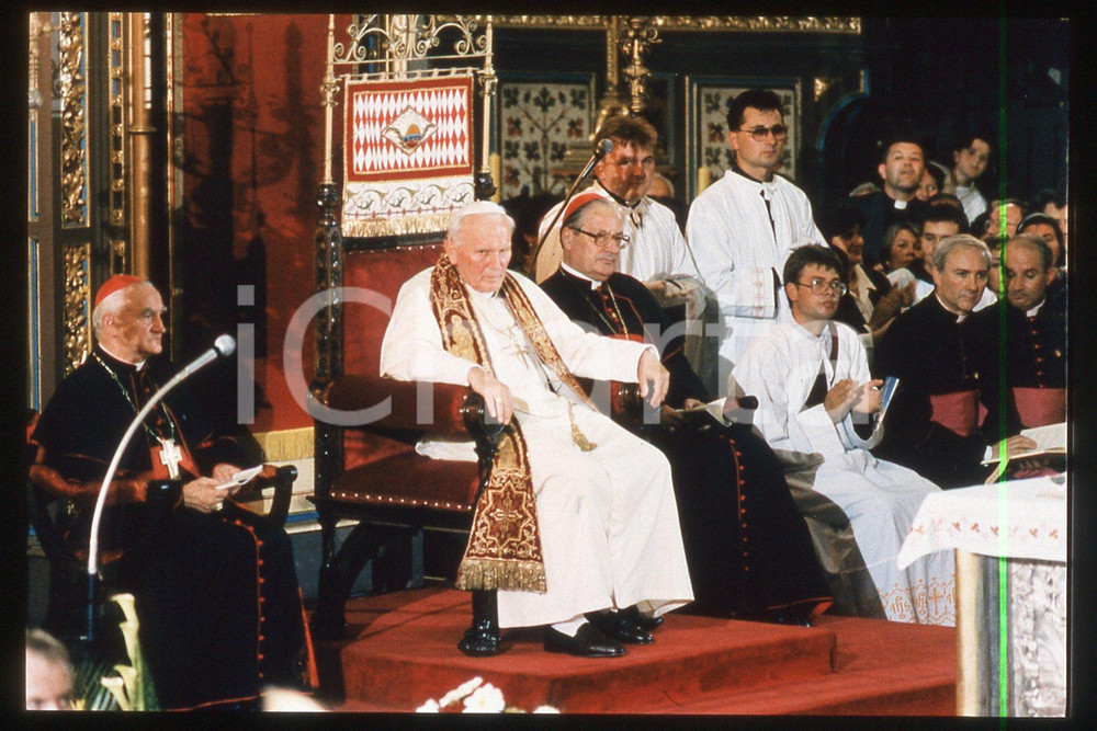 35mm vintage slide* 1994 ZAGREB Pope GIOVANNI PAOLO II  Diapositiva d'epoca, in formato 35 mm.CONDIZIONI: GOODE' severamente vietata la riproduzione. Tutti i diritti sono riservati.Nella diapositiva ICharta mette in vendita, sul negozio eBay e in esclusiva sul sito "icharta" il proprio archivio composto da numerose diapositive e negativi fotografici d'epoca, tutti originali e autentici, che attraversano la storia del costume italiano tra gli la fine degli anni Sessanta e Novanta.Si tratta di uno sguardo inedito sull'attualit&agrave;, la politica, la vita quotidiana, il gossip e la cultura, che fotografa il cambiamento della nazione in quest'ultimo scorcio del XX secolo. Un'occasione unica per il mercato del collezionismo, che vede finalmente disponibile un archivio eccezionale per vastit&agrave;, tematiche e condizioni, in un settore (il negativo fotografico e la diapositiva) di assoluta novit&agrave; e dalle interessanti prospettive di investimento.  FAIR/discreto   originale e autentica 1