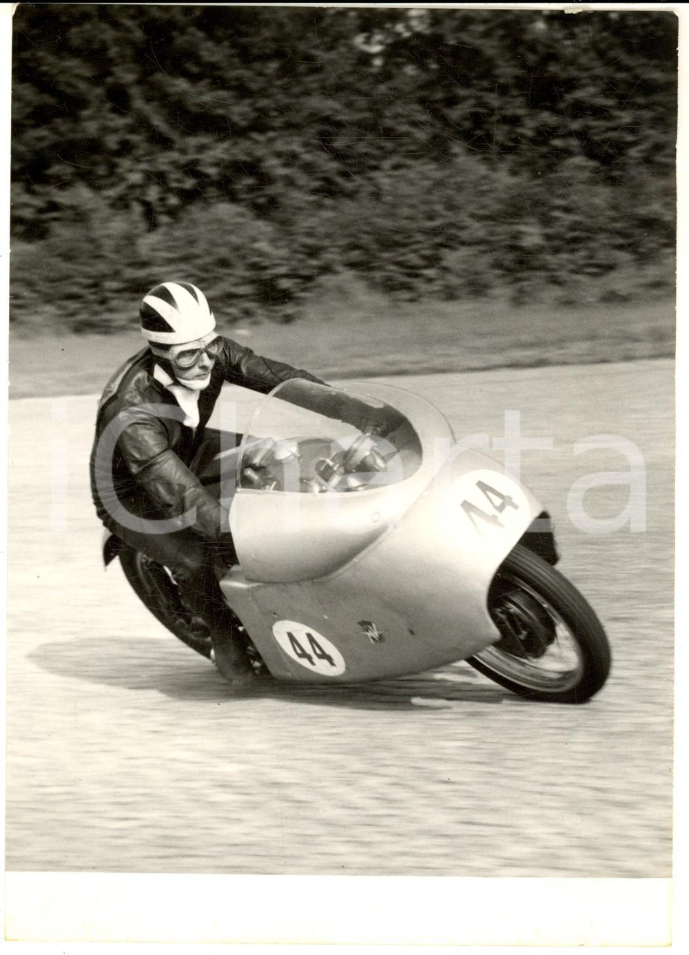 1954 MONZA GP delle Nazioni - Bill LOMAS su MV 4 cilindri 500 cc. *Foto Fotografia d'epoca con didascalia coeva.  CONDIZIONI: G (ma lieve sovraimpressione circolare)FORMATO: 13x18 cm     originale e autentica 1