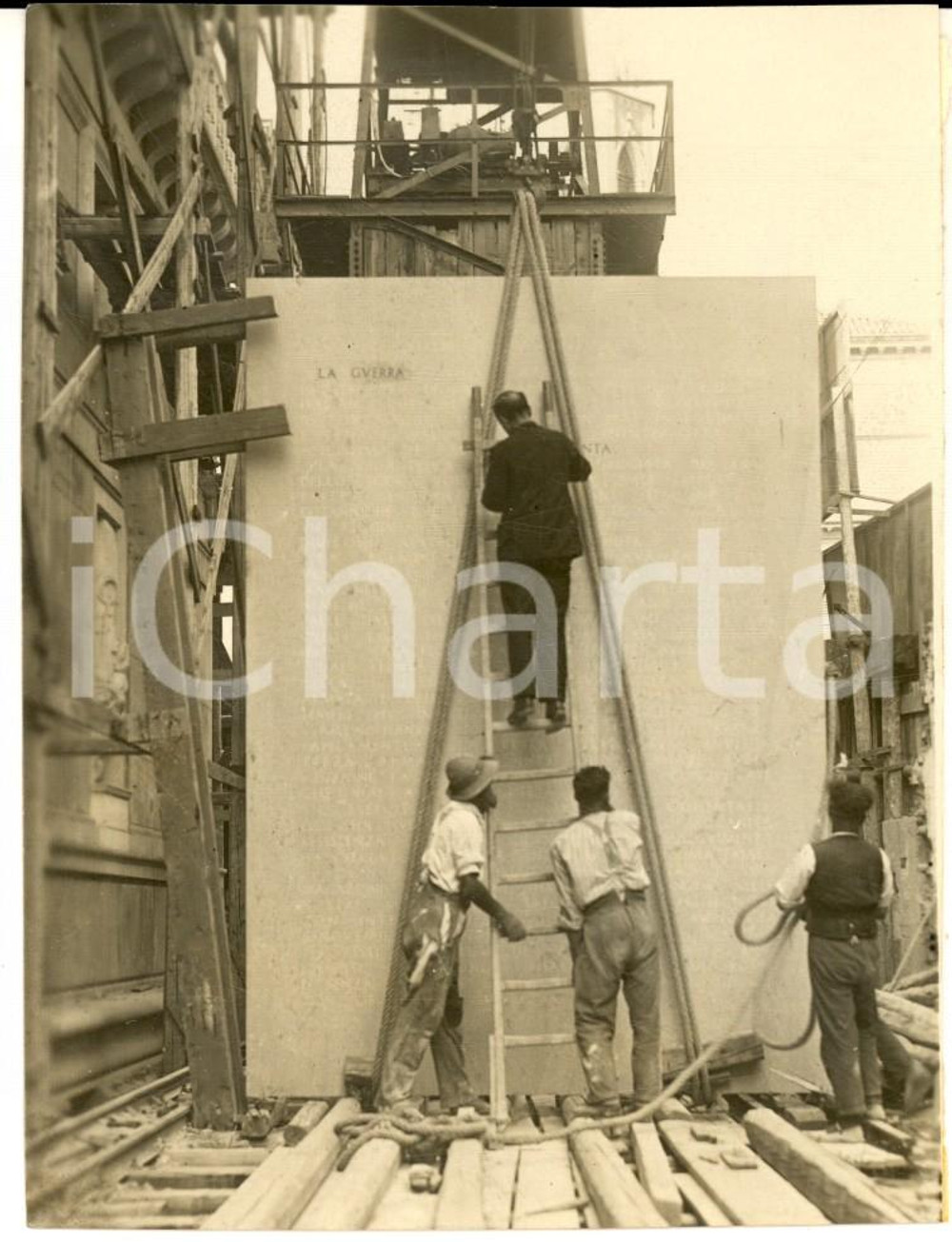 Fotografia d'epoca originale 1935 ca PADOVA Preparazione lastra celebrativa per PALAZZO MORONI *Foto GISLON 1