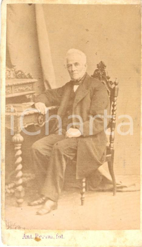 Fotografia d epoca originale 1870 ca VENEZIA Ritratto di uomo elegante seduto Fotografia ANTONIO PERINI 1