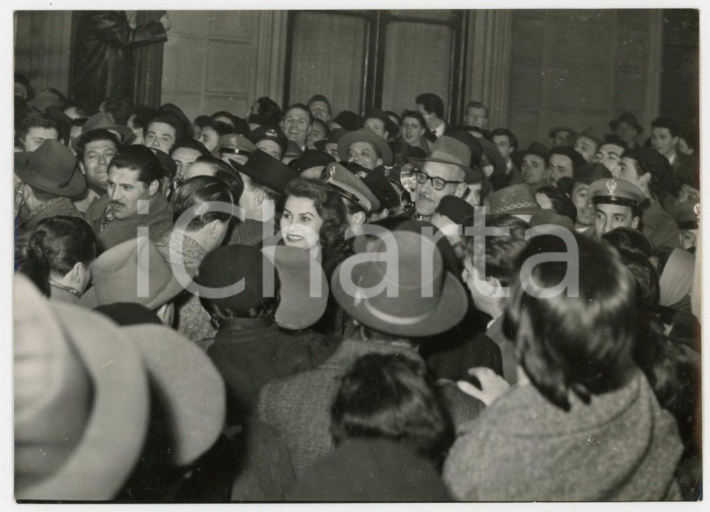 Fotografia d epoca originale 1955 BOLOGNA Sophia LOREN in cittÃ  per la prima de Il segno di Venere Foto 1