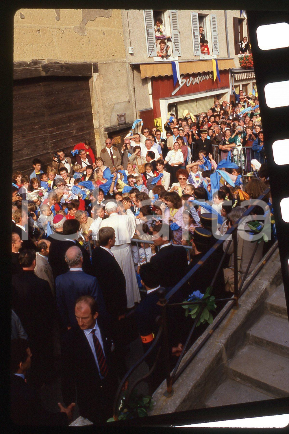 35mm vintage slide* 1986 France Giovanni Paolo II with people  Diapositiva d'epoca, in formato 35 mm.CONDIZIONI: GOODE' severamente vietata la riproduzione. Tutti i diritti sono riservati.Nella diapositiva ICharta mette in vendita, sul negozio eBay e in esclusiva sul sito "icharta" il proprio archivio composto da numerose diapositive e negativi fotografici d'epoca, tutti originali e autentici, che attraversano la storia del costume italiano tra gli la fine degli anni Sessanta e Novanta.Si tratta di uno sguardo inedito sull'attualit&agrave;, la politica, la vita quotidiana, il gossip e la cultura, che fotografa il cambiamento della nazione in quest'ultimo scorcio del XX secolo. Un'occasione unica per il mercato del collezionismo, che vede finalmente disponibile un archivio eccezionale per vastit&agrave;, tematiche e condizioni, in un settore (il negativo fotografico e la diapositiva) di assoluta novit&agrave; e dalle interessanti prospettive di investimento.  FAIR/discreto   originale e autentica 1