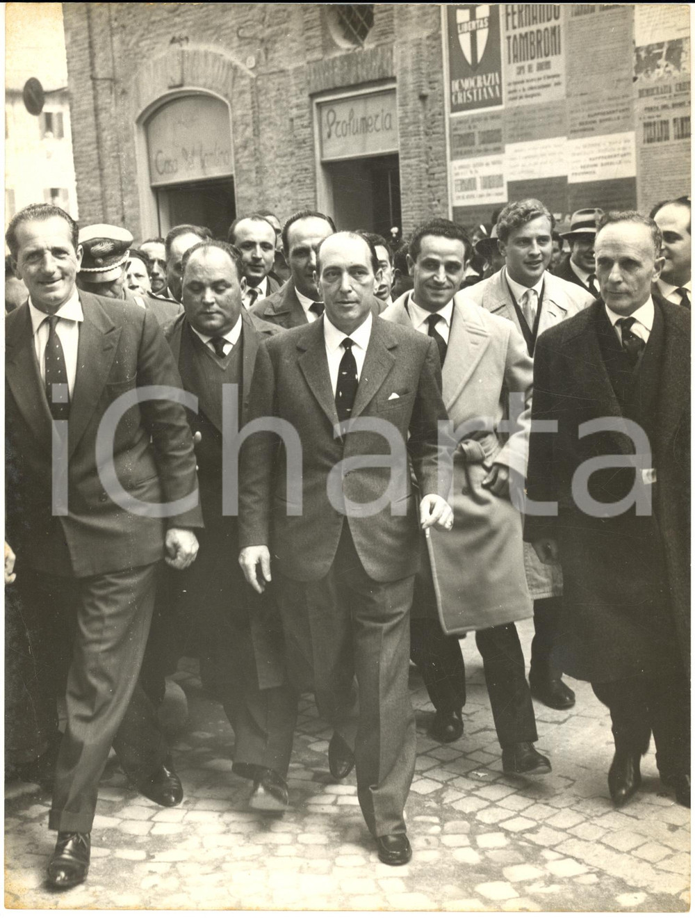 1960 MATELICA Arrivo di Fernando TAMBRONI in visita alla famiglia *Foto 18x24 Fotografia d'epoca con didascalia coeva al verso. CONDIZIONI: FAIR (piegatura al lato destro) FORMATO: 18x24 cm     originale e autentica 1