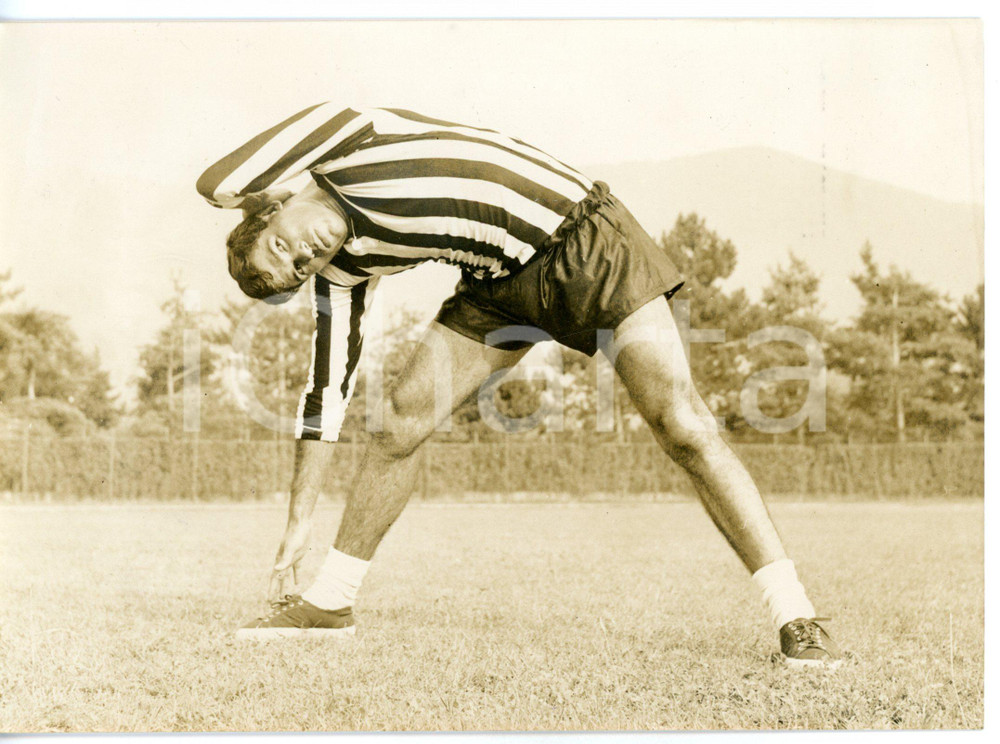 1964 CALCIO JUVENTUS Attaccante Nestor COMBIN in allenamento *Foto 18x13 cm Fotografia d'epoca.  CONDIZIONI: G (ma lieve alone diffuso) FORMATO: 18x13 cm     originale e autentica 1