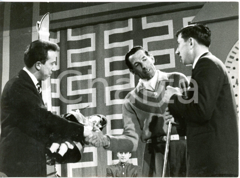 1958 LASCIA O RADDOPPIA? Mike BONGIORNO con il concorrente Sante OTTAVIANI *Foto