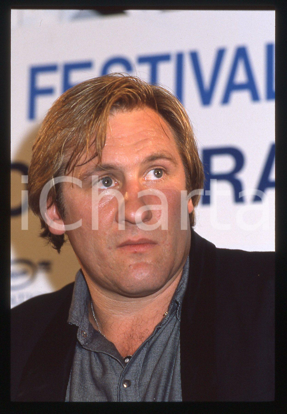 35mm vintage slide* 1987 CANNES Gérard DEPARDIEU Conferenza al Festival (4) La diapositiva &egrave; stata scattata in occasione del 40&deg; Festival del cinema di Cannes. CONDIZIONI: GOOD Tutti i diritti riservati.E' severamente vietata la riproduzione.  ICharta mette in vendita, sul negozio eBay e in esclusiva sul sito "icharta" il proprio archivio composto da numerose diapositive e negativi fotografici d'epoca, tutti originali e autentici, che attraversano la storia del costume italiano tra gli la fine degli anni Sessanta e Novanta.Si tratta di uno sguardo inedito sull'attualit&agrave;, la politica, la vita quotidiana, il gossip e la cultura, che fotografa il cambiamento della nazione in quest'ultimo scorcio del XX secolo. Un'occasione unica per il mercato del collezionismo, che vede finalmente disponibile un archivio eccezionale per vastit&agrave;, tematiche e condizioni, in un settore (il negativo fotografico e la diapositiva) di assoluta novit&agrave; e dalle interessanti prospettive di investimento.     originale e autentica 1